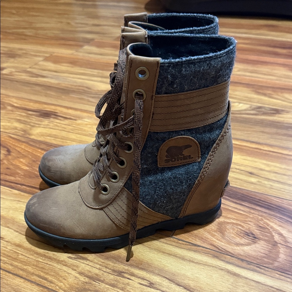 Sorel Women's Tan and Gray Lace-Up Boots